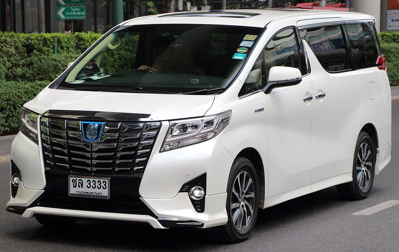 Toyota Alphard Hybrid in Bangkok (cropped)